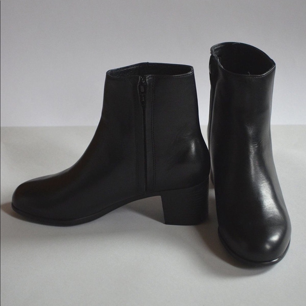 HOPP Black leather ankle boots